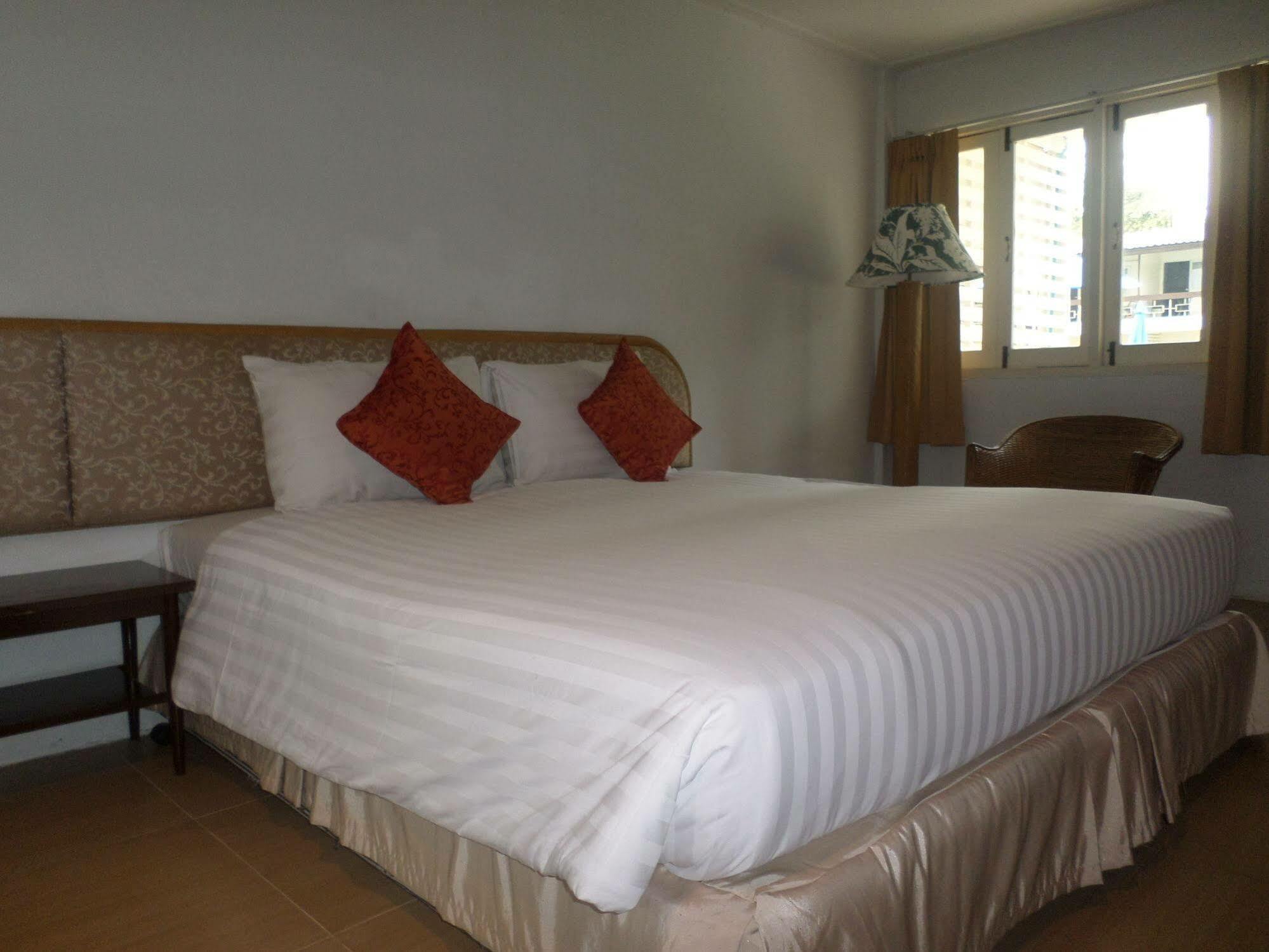 Nautical Inn Pattaya Bagian luar foto