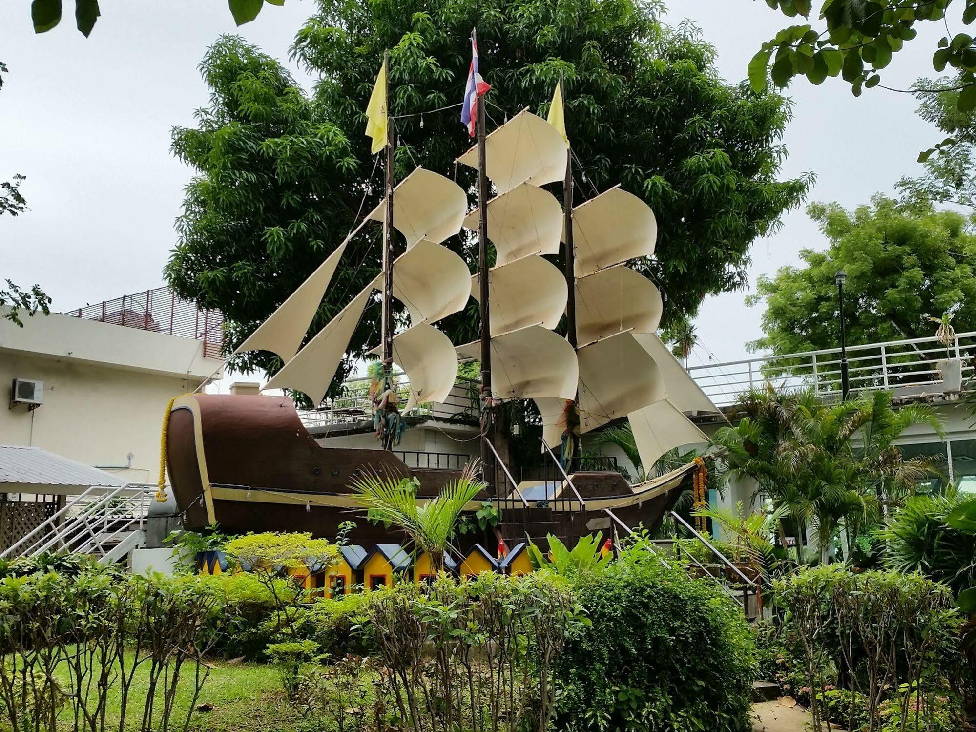Nautical Inn Pattaya Bagian luar foto
